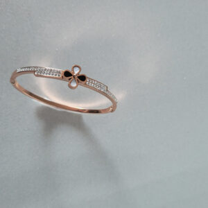 Handmade Clover Design Women's Bracelets - Image 2