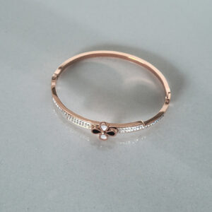 Handmade Clover Design Women's Bracelets - Image 3