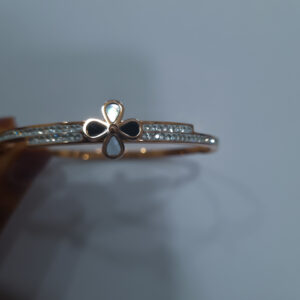 Handmade Clover Design Women's Bracelets - Image 1