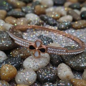 Handmade Clover Design Women's Bracelets - Image 1