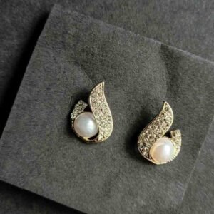 Decor Pearl Stud Women's Earrings - Image 4