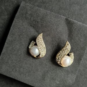 Decor Pearl Stud Women's Earrings - Image 1