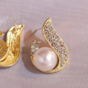 Decor Pearl Stud Women's Earrings - Image 4