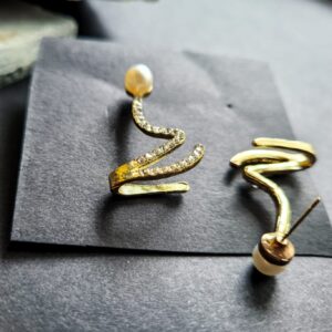 Twisted Geometrical cuff Women's Earrings - Image 3